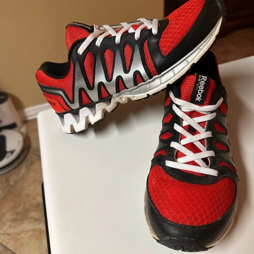 Reebok women’s shoes size 5‎